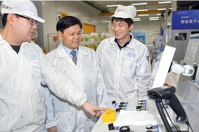 崔根良 以匠心連通世界，用善行點(diǎn)亮人心——記第六屆全國(guó)道德模范候選人、技術(shù)交流的踐行者